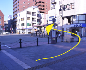 大久保駅北口を出て、ロータリーを右周りで進み、そのまま直進します。