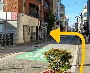 薬局のとなりの商店街を進みます