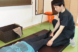 全身のゆがみを整える施術を行います