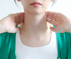 整体スペースひまわりでは、頚椎ヘルニアの原因を見つけ、根本的な原因になっているところにアプローチすることで改善を目指します。